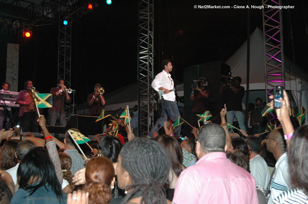 Shaggy @ The Aqueduct on Rose Hall - Friday, January 26, 2007 - 10th Anniversary - Air Jamaica Jazz & Blues Festival 2007 - The Art of Music - Tuesday, January 23 - Saturday, January 27, 2007, The Aqueduct on Rose Hall, Montego Bay, Jamaica - Negril Travel Guide, Negril Jamaica WI - http://www.negriltravelguide.com - info@negriltravelguide.com...!