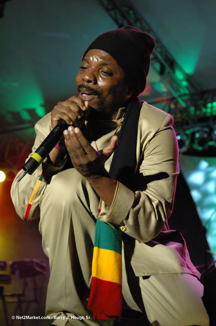 Chuck Fenda - Red Stripe Reggae Sumfest 2005 - Dancehall Night - July 21th, 2005 - Negril Travel Guide, Negril Jamaica WI - http://www.negriltravelguide.com - info@negriltravelguide.com...!