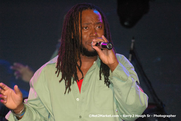 Dwayne Stephenson - Red Stripe Reggae Sumfest 2007 - Zenith - Saturday, July 21, 2007 - Catherine Hall, Montego Bay, St James, Jamaica W.I. - Negril Travel Guide, Negril Jamaica WI - http://www.negriltravelguide.com - info@negriltravelguide.com...!