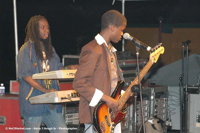 Javaughn Genius Bond - Smile Jamaica, Nine Miles, St Anns, Jamaica - Saturday, February 10, 2007 - The Smile Jamaica Concert, a symbolic homecoming in Bob Marley's birthplace of Nine Miles - Negril Travel Guide, Negril Jamaica WI - http://www.negriltravelguide.com - info@negriltravelguide.com...!
